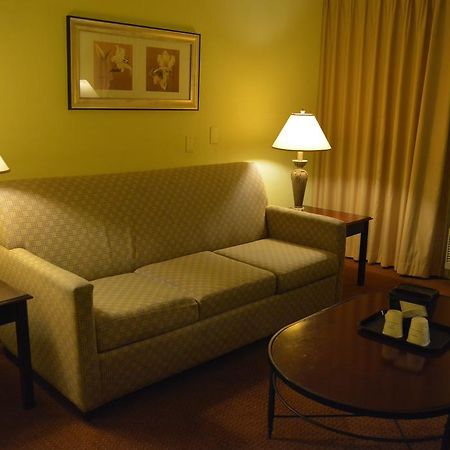 Hotel Ramada By Wyndham Wichita Airport Extérieur photo