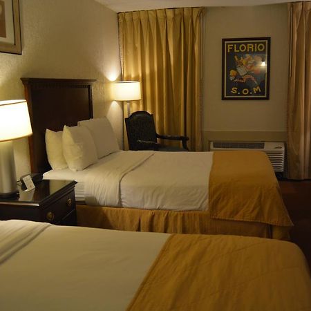 Hotel Ramada By Wyndham Wichita Airport Extérieur photo