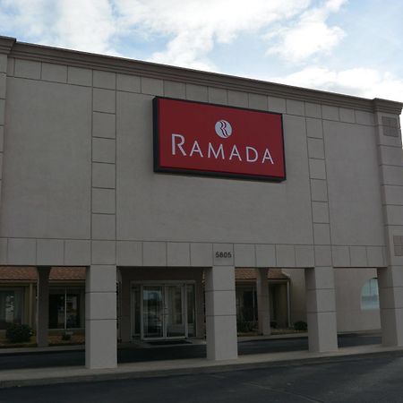 Hotel Ramada By Wyndham Wichita Airport Extérieur photo