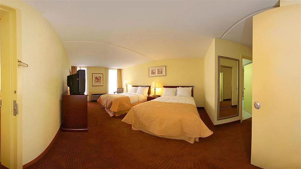 Hotel Ramada By Wyndham Wichita Airport Extérieur photo