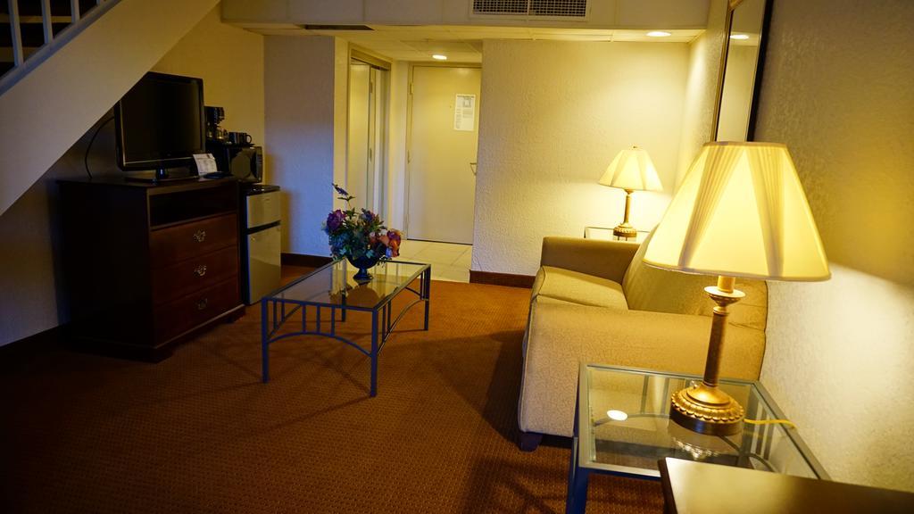 Hotel Ramada By Wyndham Wichita Airport Extérieur photo