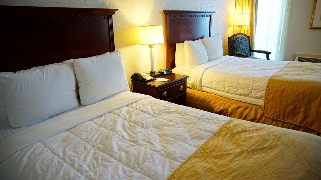 Hotel Ramada By Wyndham Wichita Airport Extérieur photo