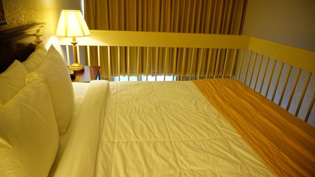 Hotel Ramada By Wyndham Wichita Airport Extérieur photo