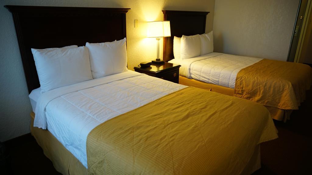Hotel Ramada By Wyndham Wichita Airport Extérieur photo