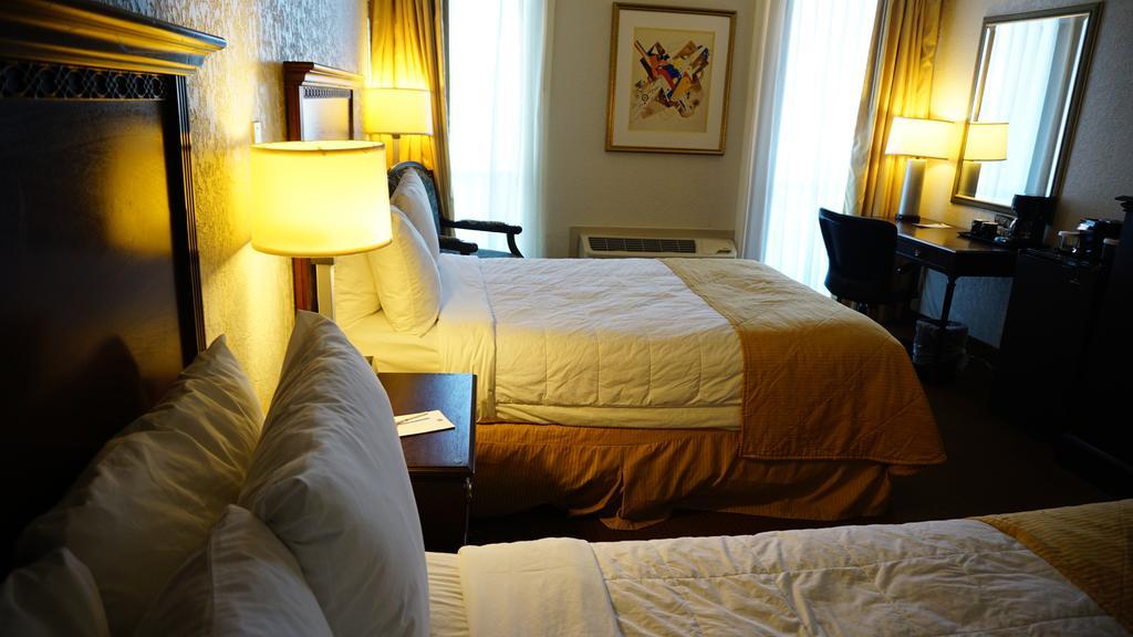 Hotel Ramada By Wyndham Wichita Airport Extérieur photo