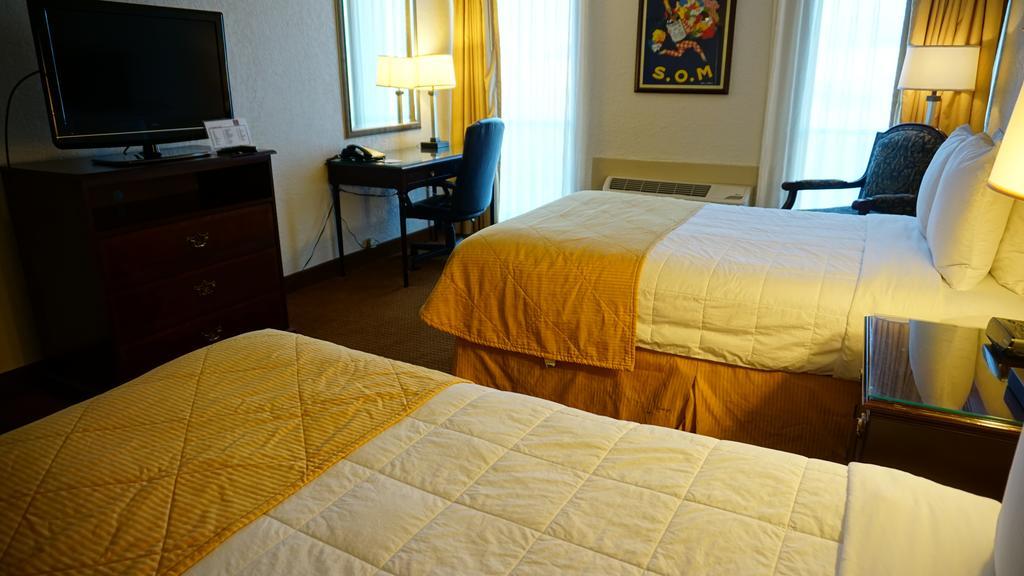 Hotel Ramada By Wyndham Wichita Airport Extérieur photo