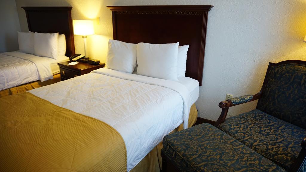 Hotel Ramada By Wyndham Wichita Airport Extérieur photo