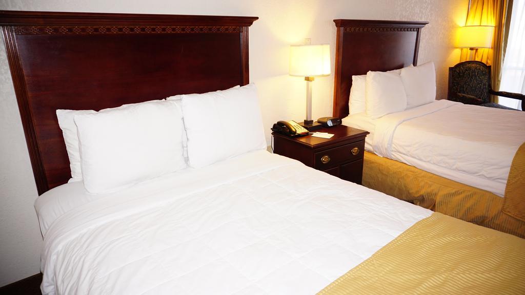 Hotel Ramada By Wyndham Wichita Airport Extérieur photo