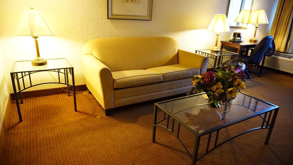 Hotel Ramada By Wyndham Wichita Airport Extérieur photo