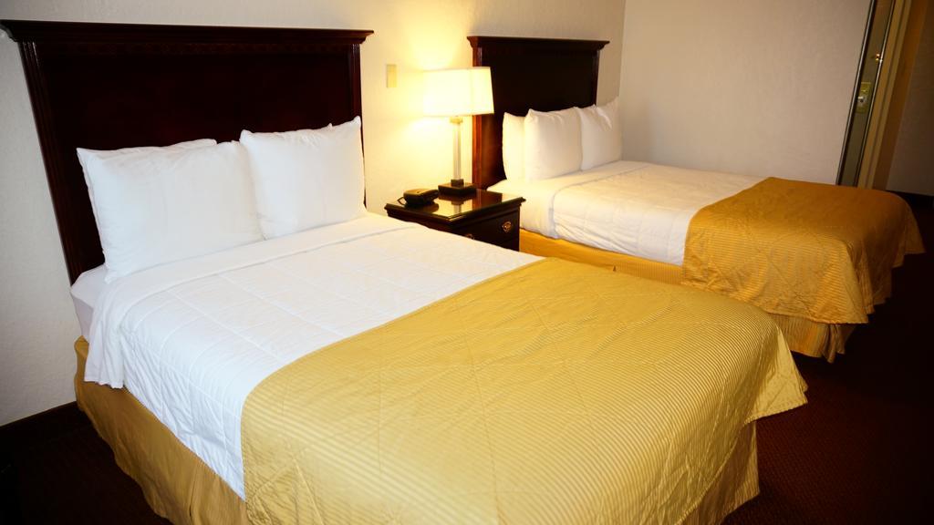 Hotel Ramada By Wyndham Wichita Airport Chambre photo