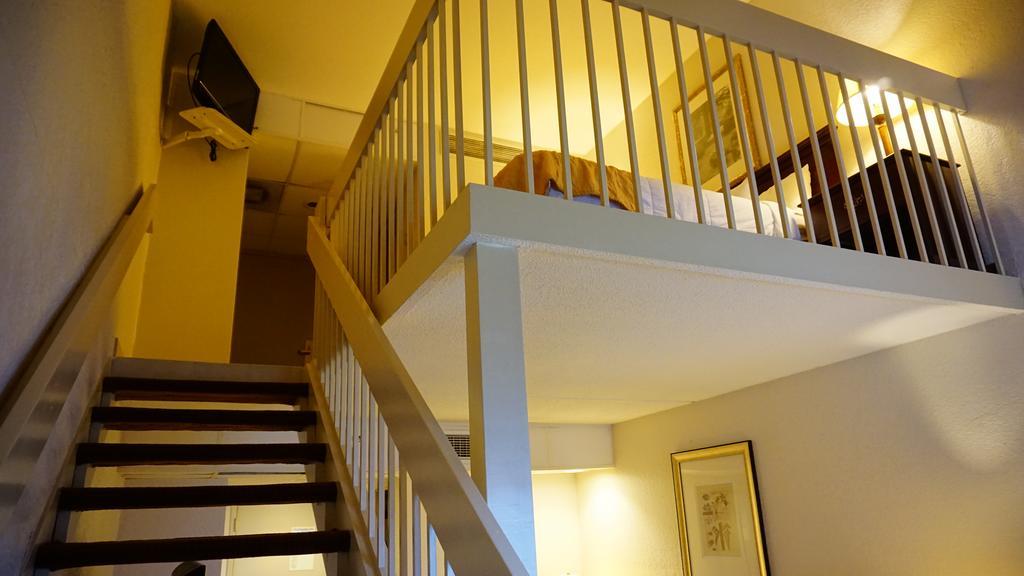 Hotel Ramada By Wyndham Wichita Airport Extérieur photo