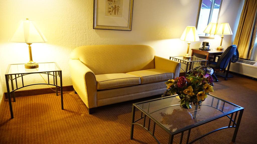 Hotel Ramada By Wyndham Wichita Airport Extérieur photo