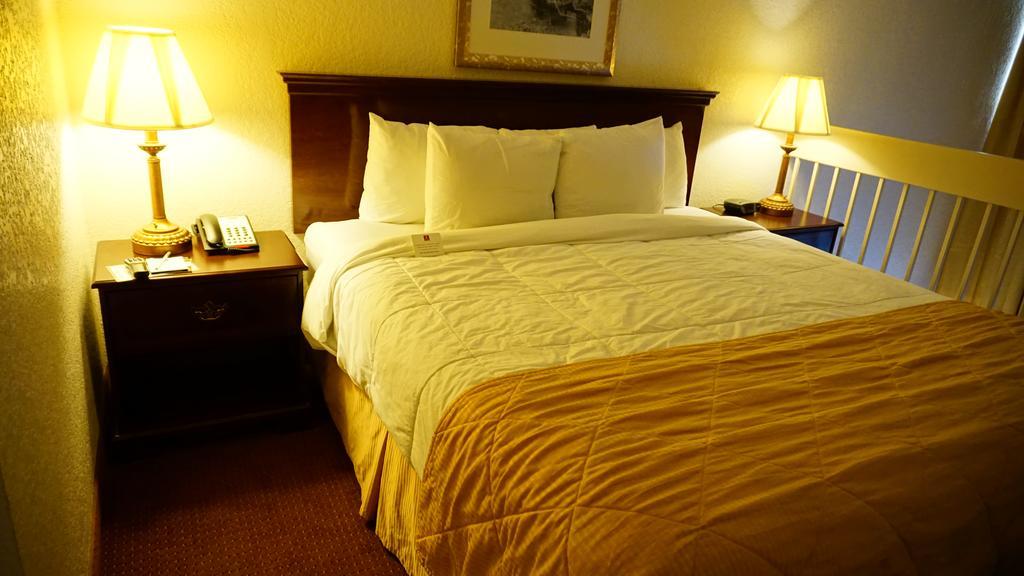 Hotel Ramada By Wyndham Wichita Airport Extérieur photo
