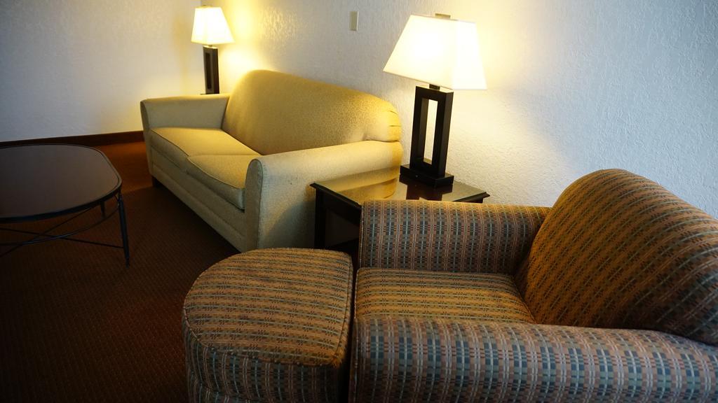 Hotel Ramada By Wyndham Wichita Airport Chambre photo