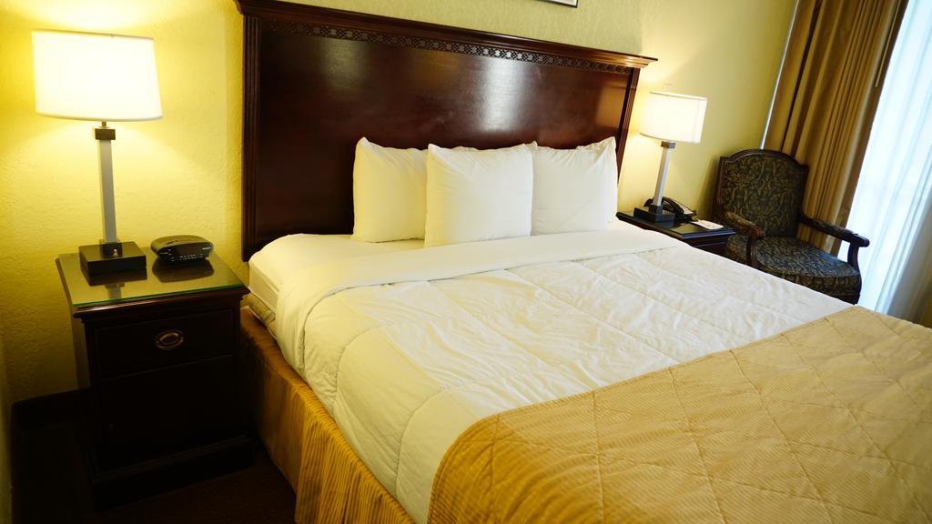 Hotel Ramada By Wyndham Wichita Airport Chambre photo