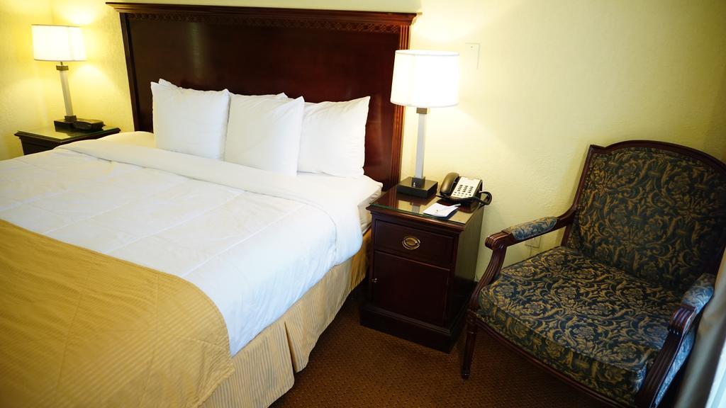 Hotel Ramada By Wyndham Wichita Airport Chambre photo