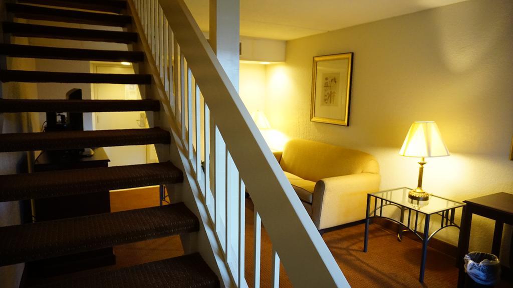 Hotel Ramada By Wyndham Wichita Airport Extérieur photo