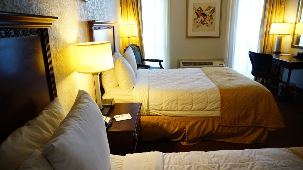 Hotel Ramada By Wyndham Wichita Airport Extérieur photo