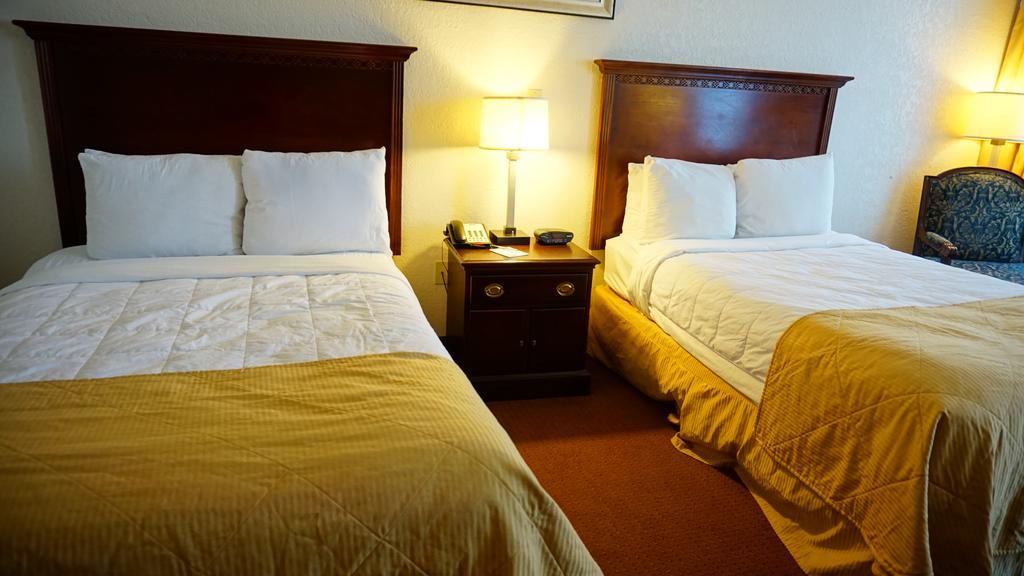 Hotel Ramada By Wyndham Wichita Airport Chambre photo