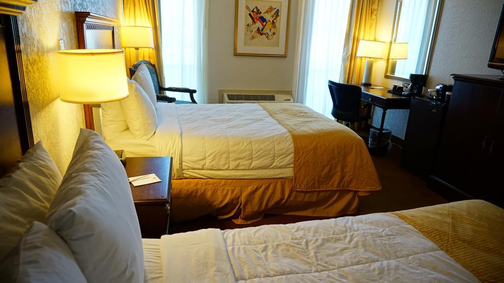 Hotel Ramada By Wyndham Wichita Airport Extérieur photo