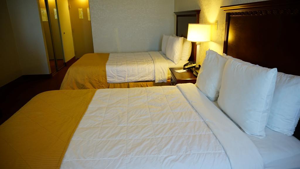 Hotel Ramada By Wyndham Wichita Airport Extérieur photo