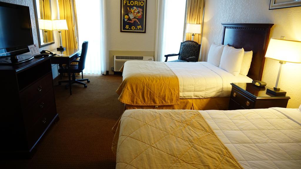 Hotel Ramada By Wyndham Wichita Airport Extérieur photo