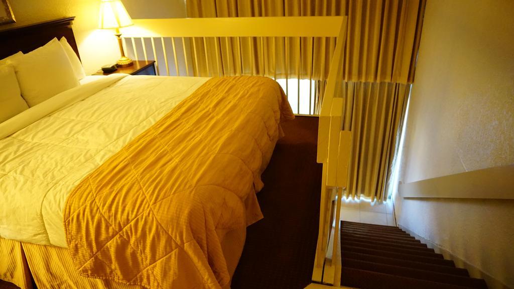 Hotel Ramada By Wyndham Wichita Airport Extérieur photo