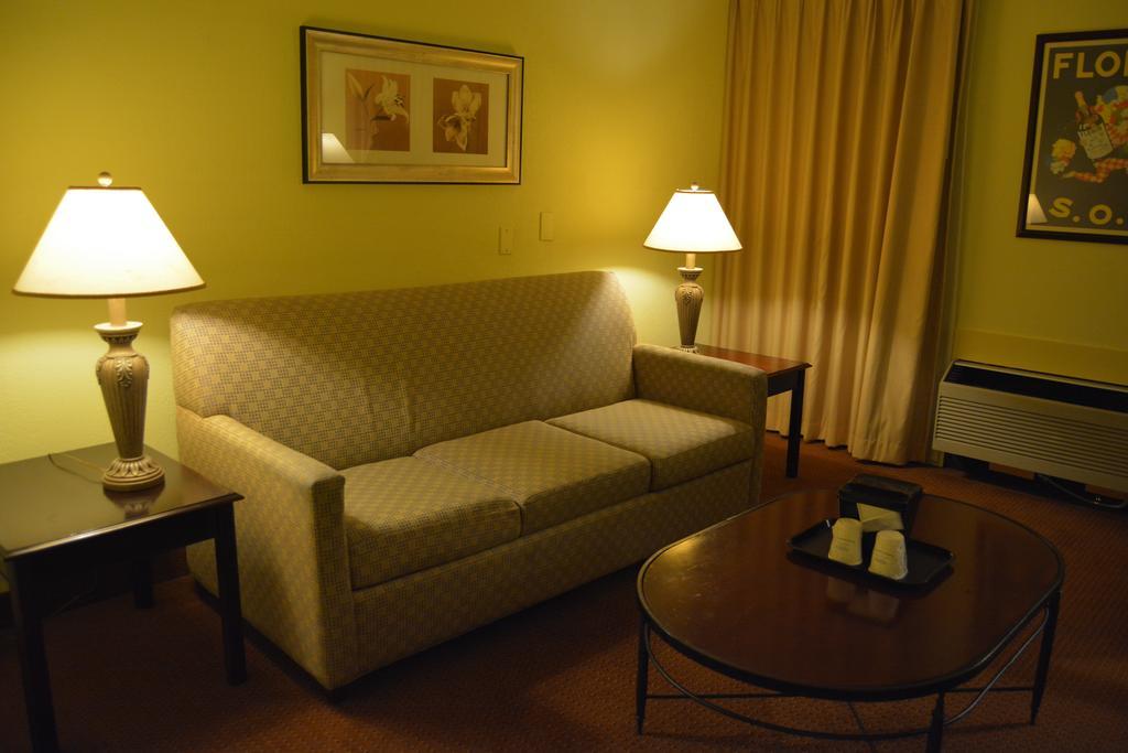 Hotel Ramada By Wyndham Wichita Airport Extérieur photo