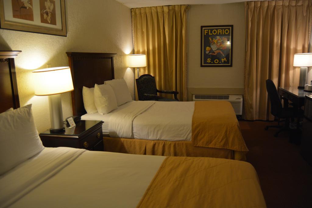 Hotel Ramada By Wyndham Wichita Airport Extérieur photo