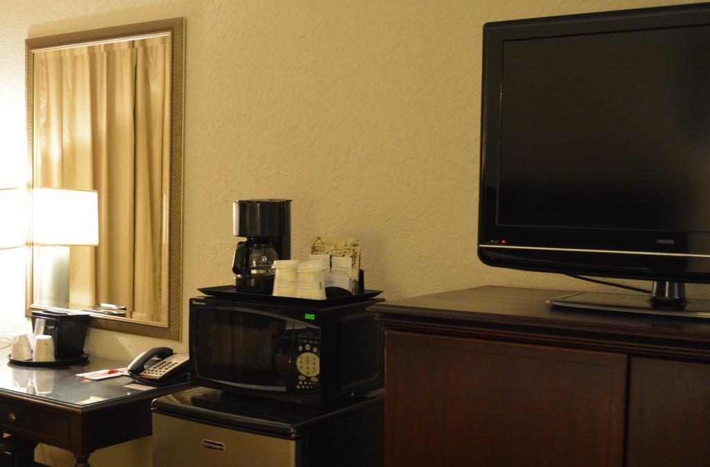 Hotel Ramada By Wyndham Wichita Airport Extérieur photo