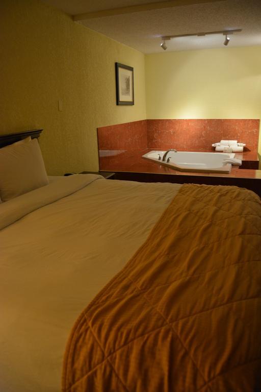 Hotel Ramada By Wyndham Wichita Airport Extérieur photo