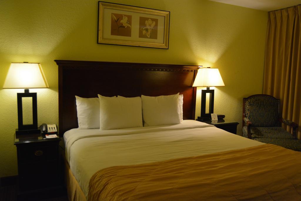 Hotel Ramada By Wyndham Wichita Airport Extérieur photo