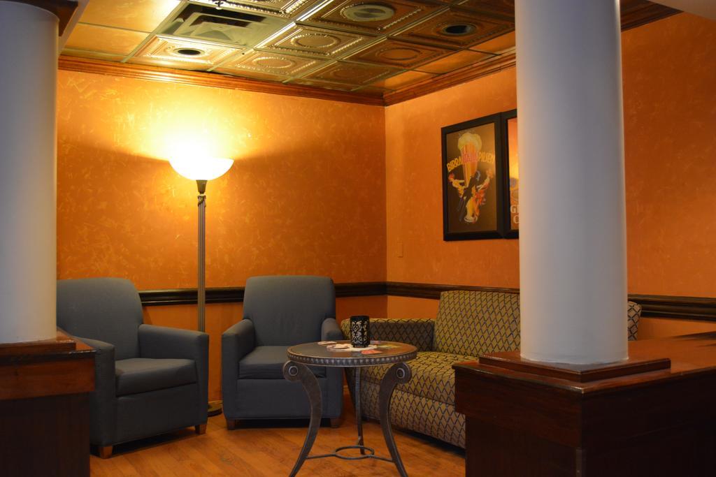 Hotel Ramada By Wyndham Wichita Airport Extérieur photo
