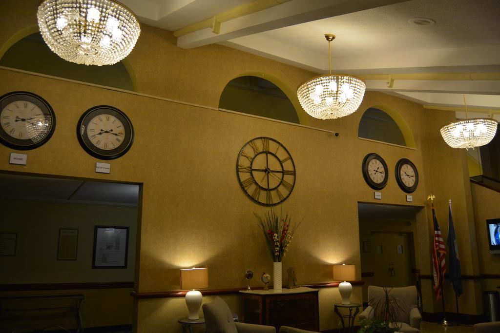 Hotel Ramada By Wyndham Wichita Airport Extérieur photo