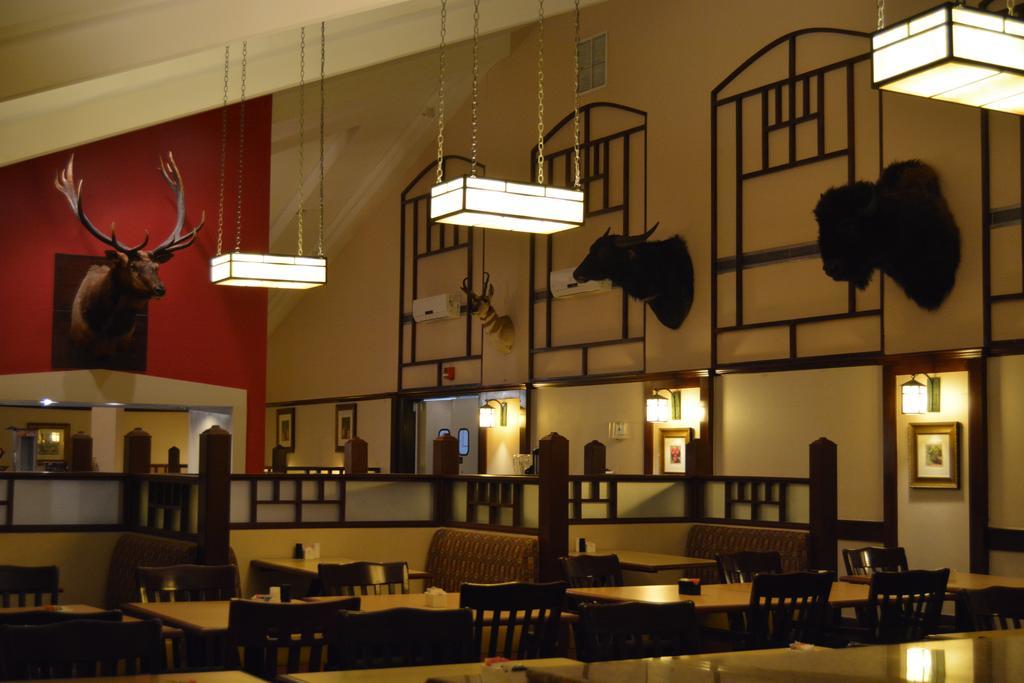 Hotel Ramada By Wyndham Wichita Airport Extérieur photo