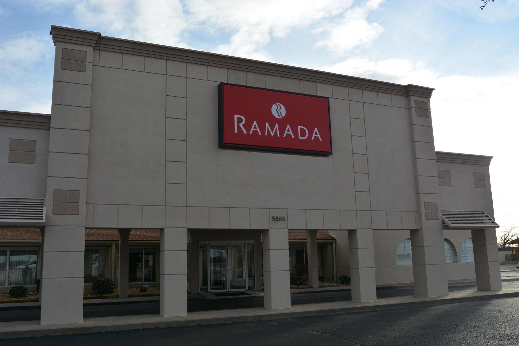 Hotel Ramada By Wyndham Wichita Airport Extérieur photo