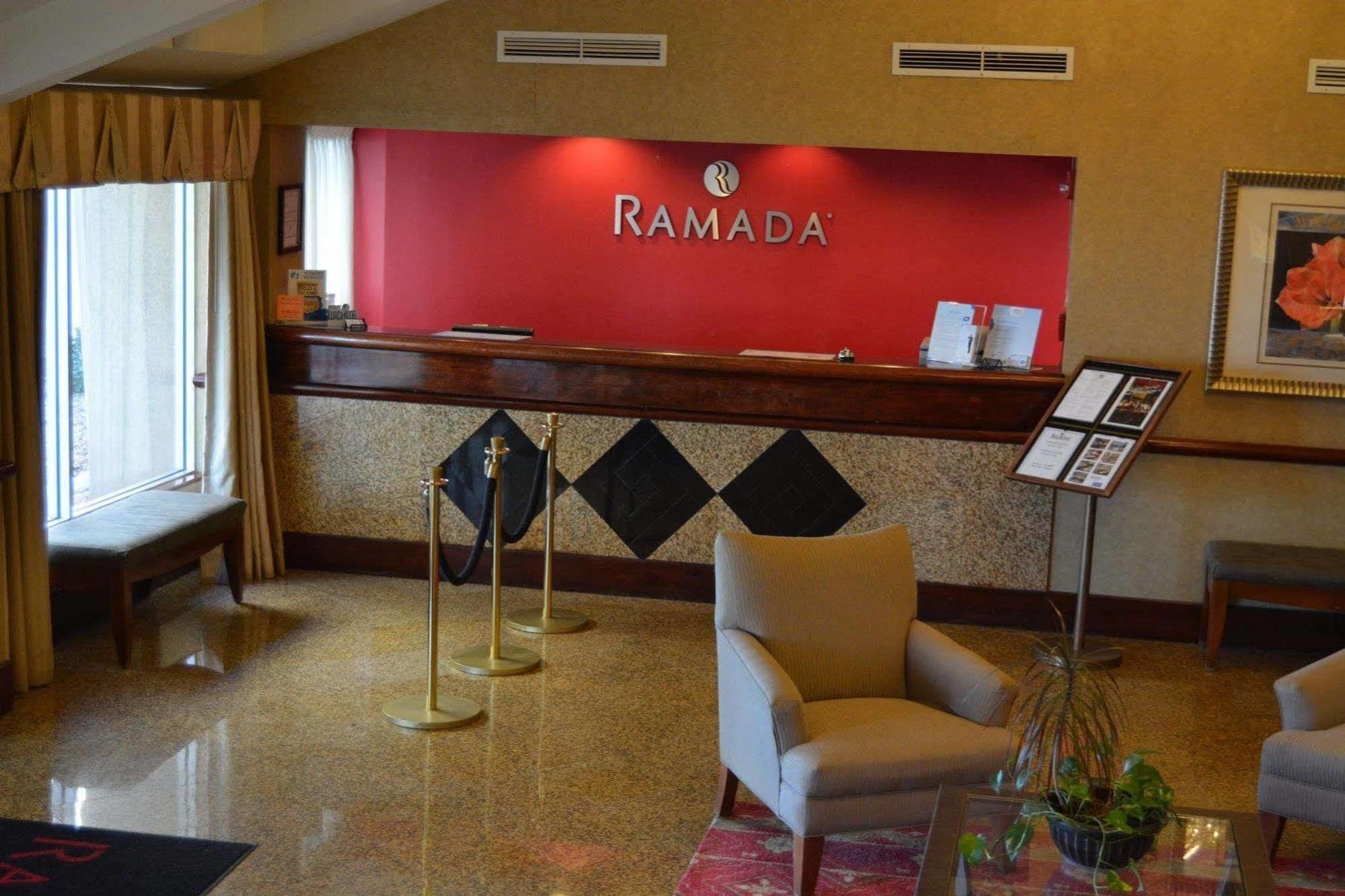 Hotel Ramada By Wyndham Wichita Airport Extérieur photo