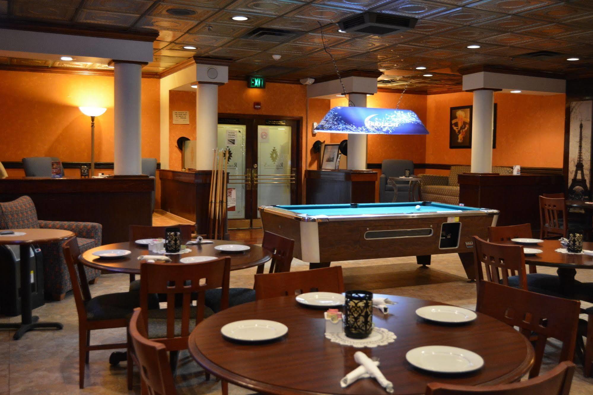Hotel Ramada By Wyndham Wichita Airport Extérieur photo