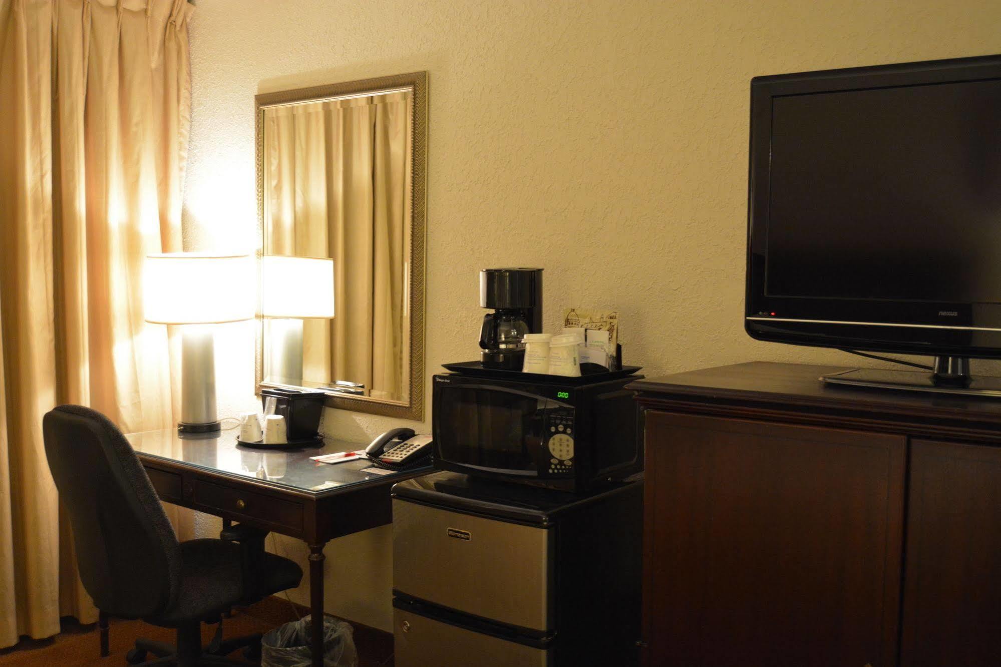 Hotel Ramada By Wyndham Wichita Airport Extérieur photo