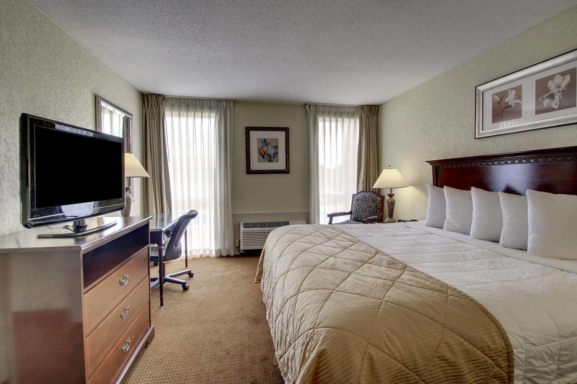 Hotel Ramada By Wyndham Wichita Airport Extérieur photo