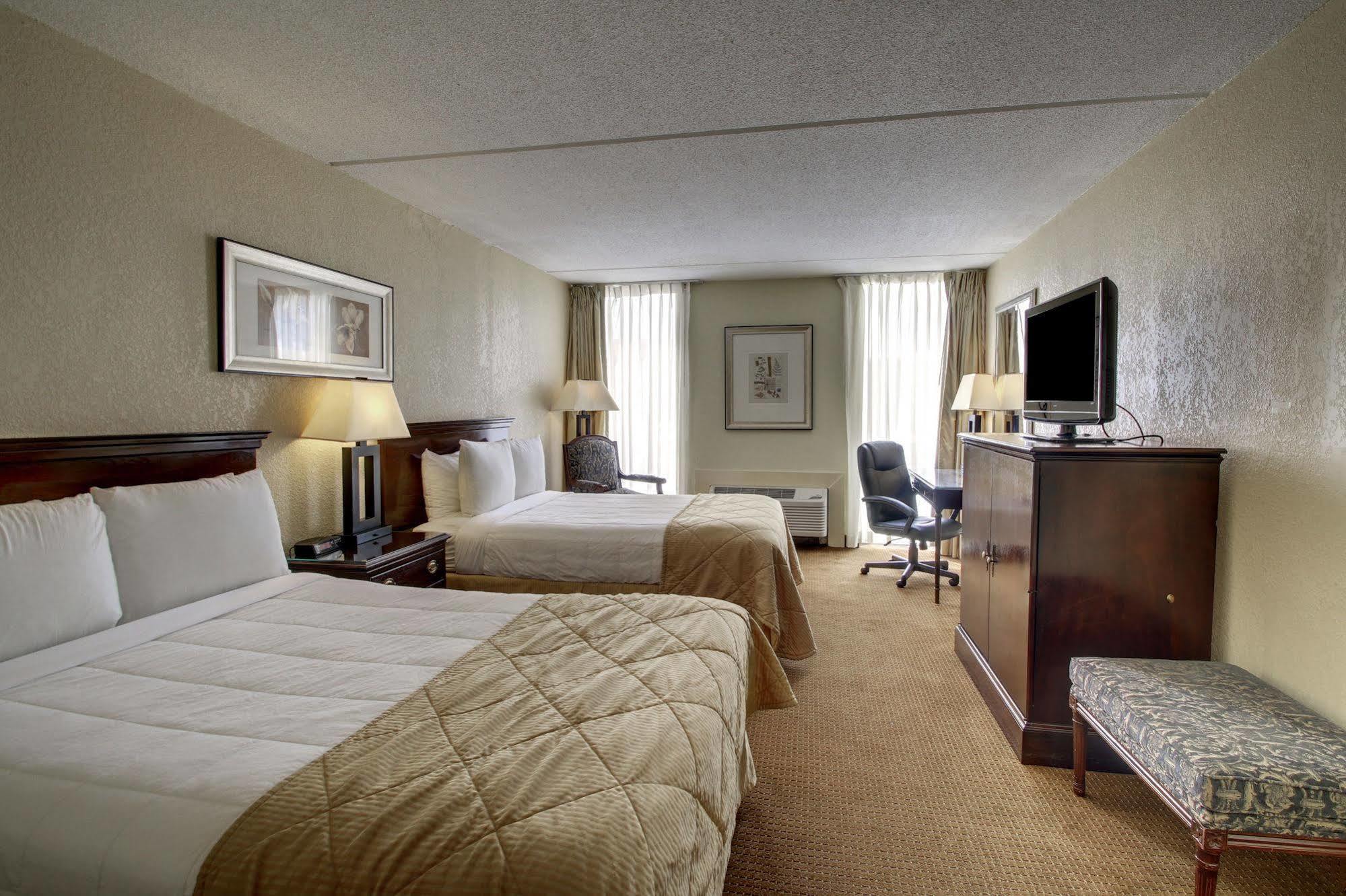 Hotel Ramada By Wyndham Wichita Airport Extérieur photo