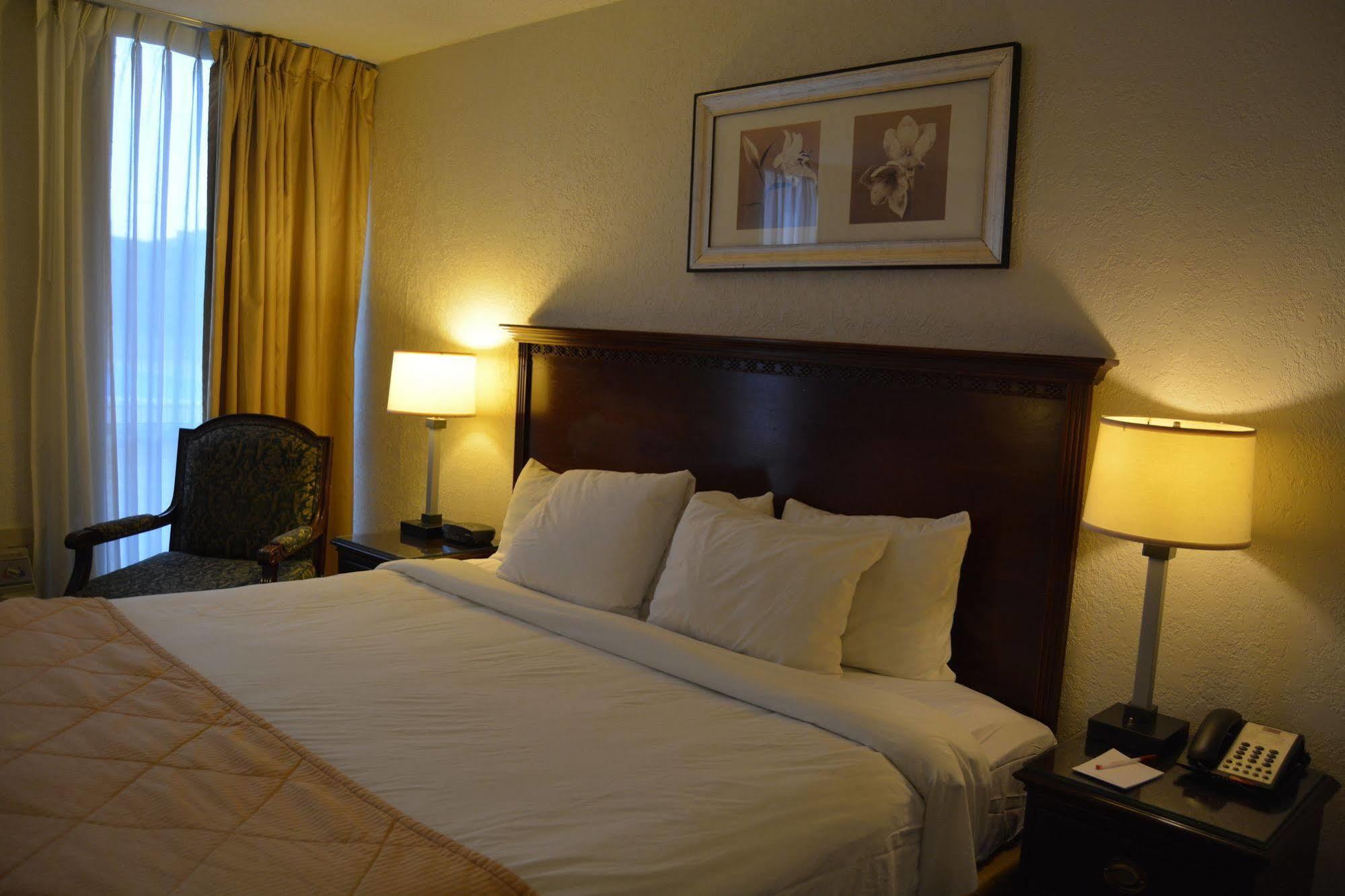 Hotel Ramada By Wyndham Wichita Airport Extérieur photo