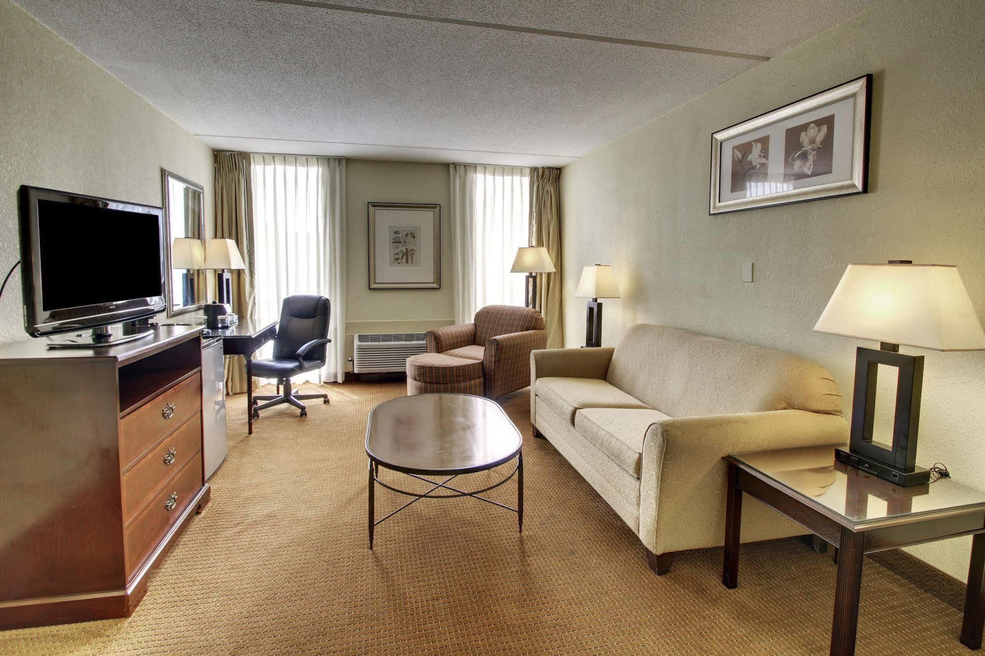 Hotel Ramada By Wyndham Wichita Airport Extérieur photo