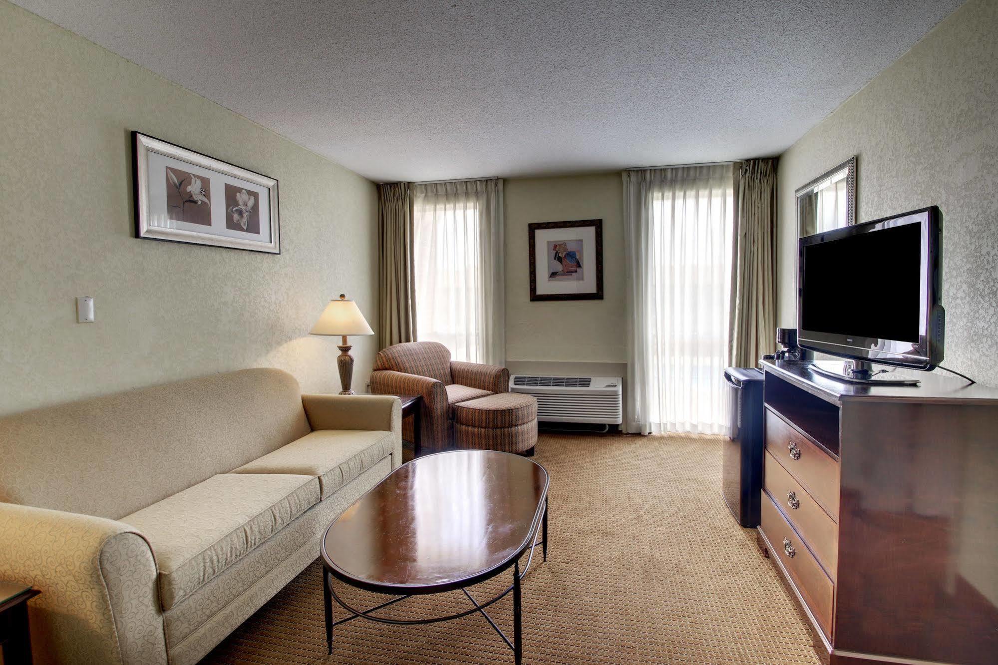 Hotel Ramada By Wyndham Wichita Airport Extérieur photo