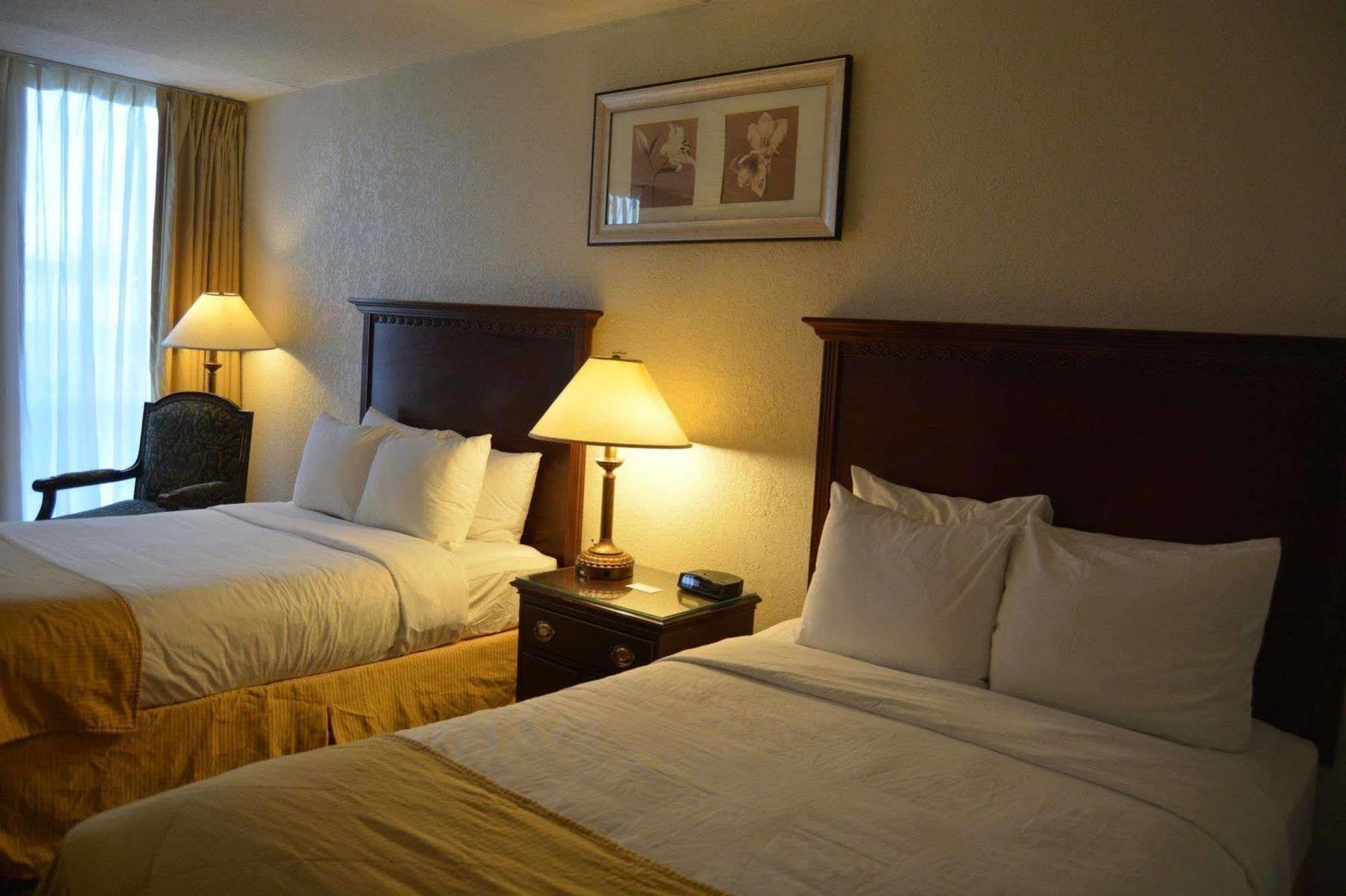 Hotel Ramada By Wyndham Wichita Airport Extérieur photo