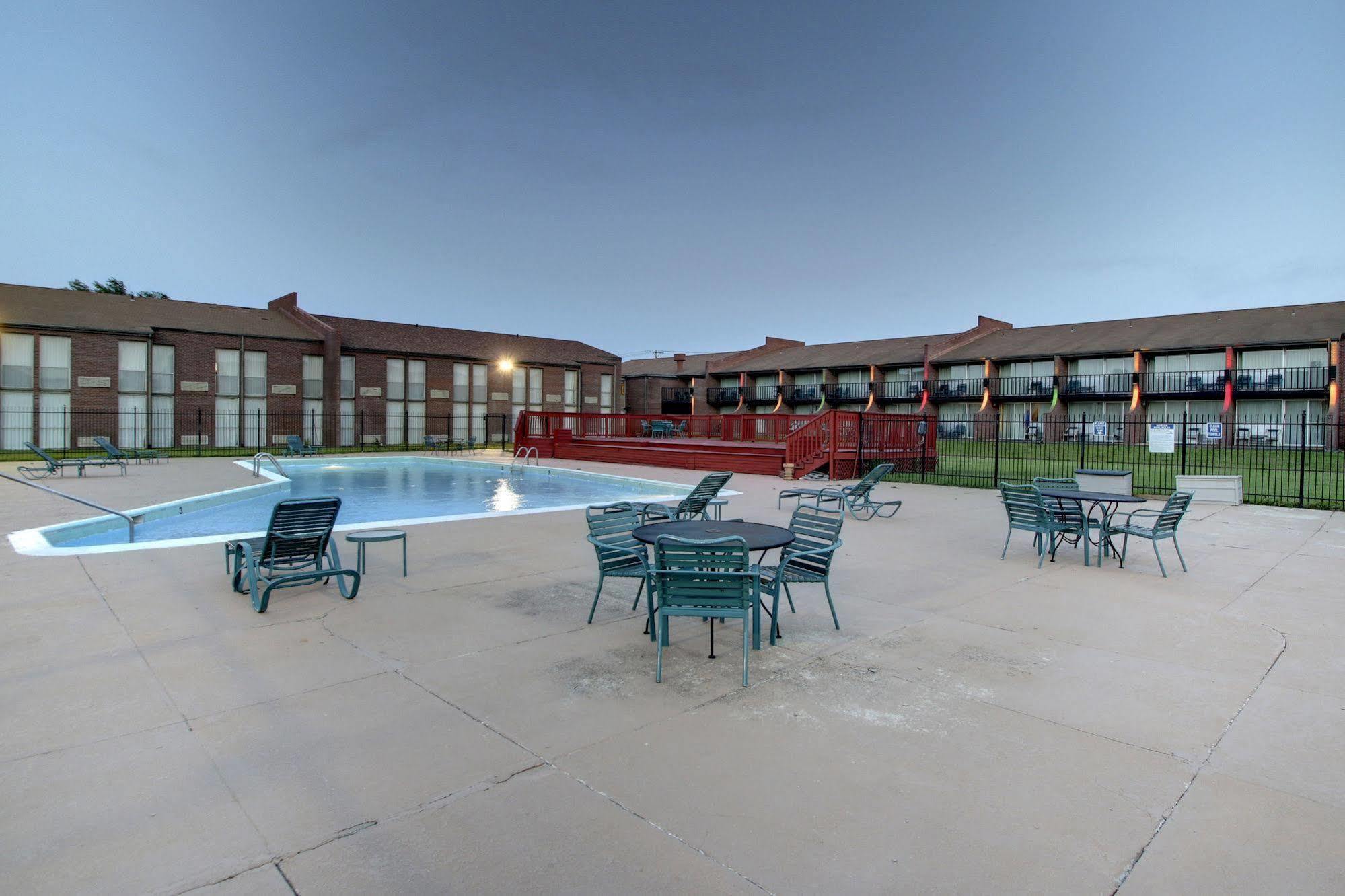 Hotel Ramada By Wyndham Wichita Airport Extérieur photo