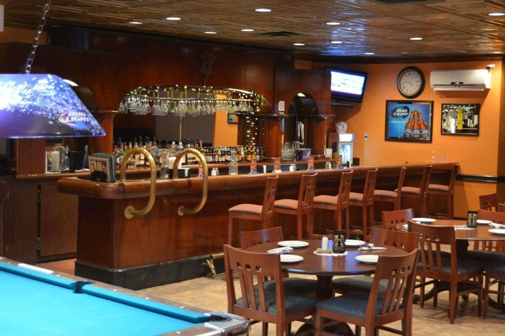 Hotel Ramada By Wyndham Wichita Airport Extérieur photo