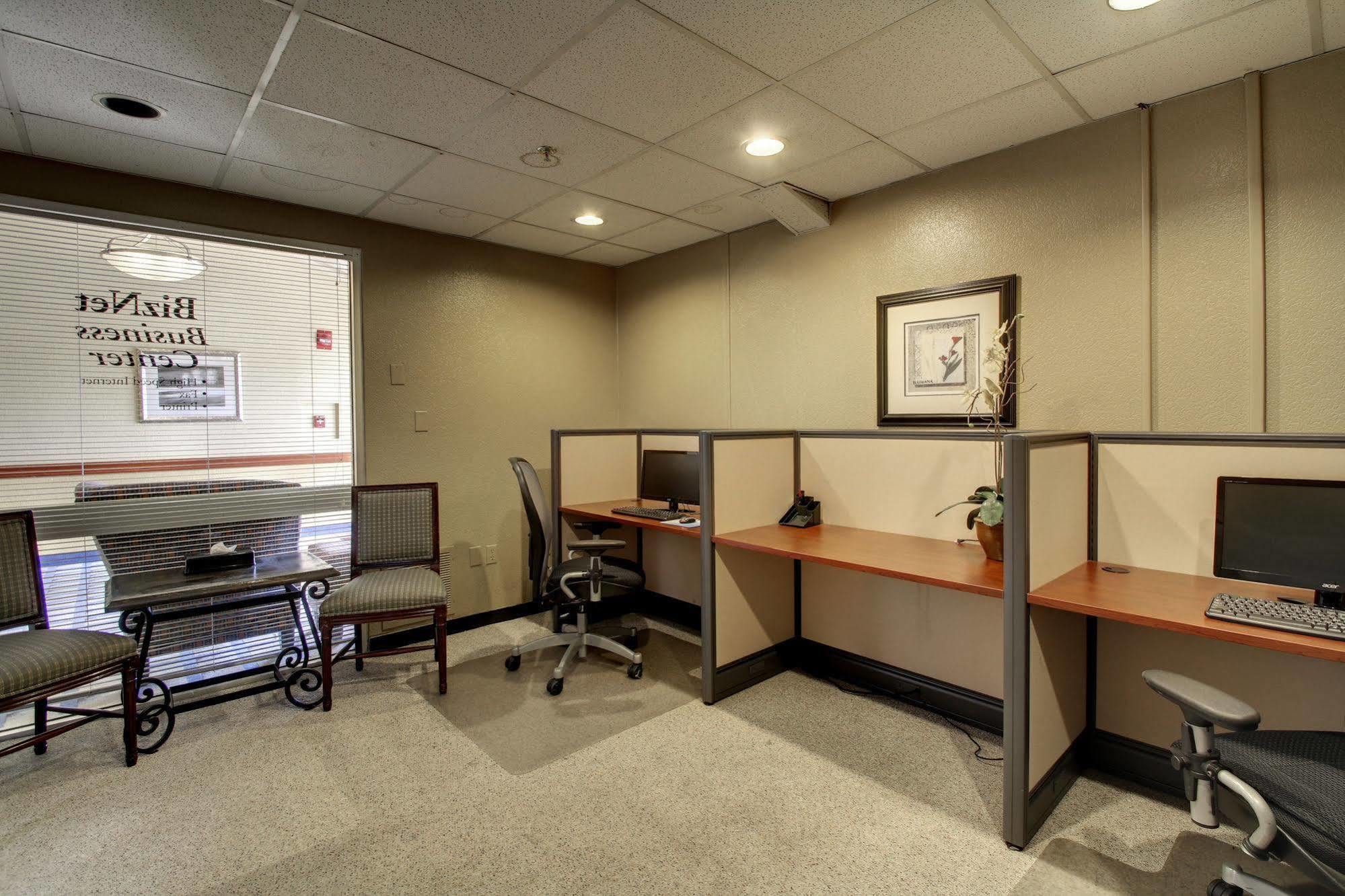 Hotel Ramada By Wyndham Wichita Airport Extérieur photo