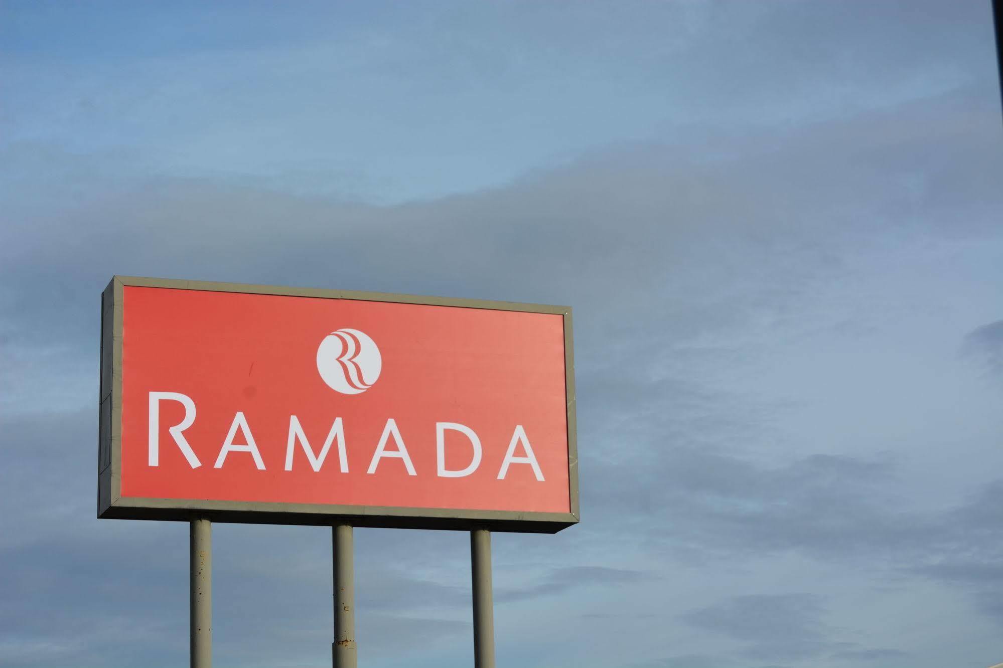 Hotel Ramada By Wyndham Wichita Airport Extérieur photo