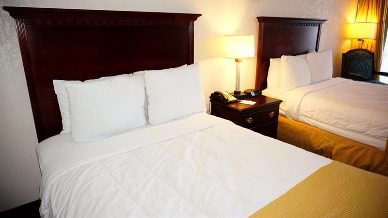 Hotel Ramada By Wyndham Wichita Airport Extérieur photo